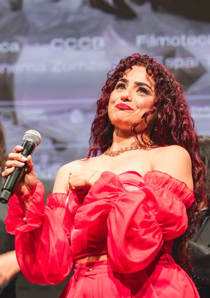 Laura Santos sobre el escenario con micrófono